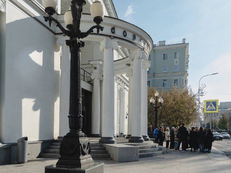 Чистые пруды глазами «Современника»: три часа по бульвару и за кулисы