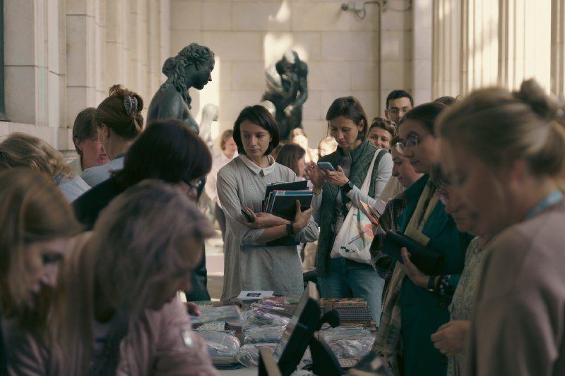 Книжная ярмарка на колоннаде Пушкинского: каталоги со скидкой 30% и без билета