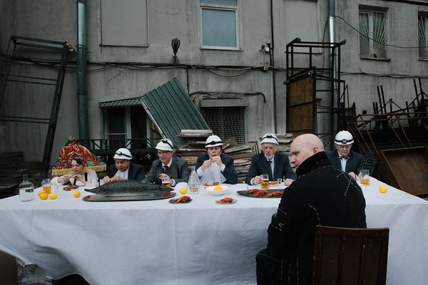 «Ревизор» Марчелли в Моссовете: Хлестаков как Воланд на вечной стройке, Театр им. Моссовета