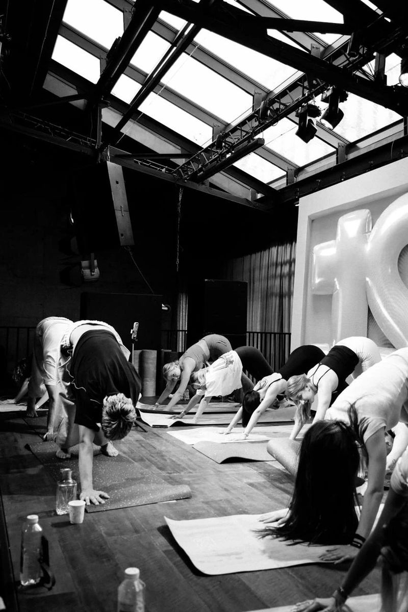 Trap yoga в ДК «Кристалл»: асаны под Хаски и живые барабаны