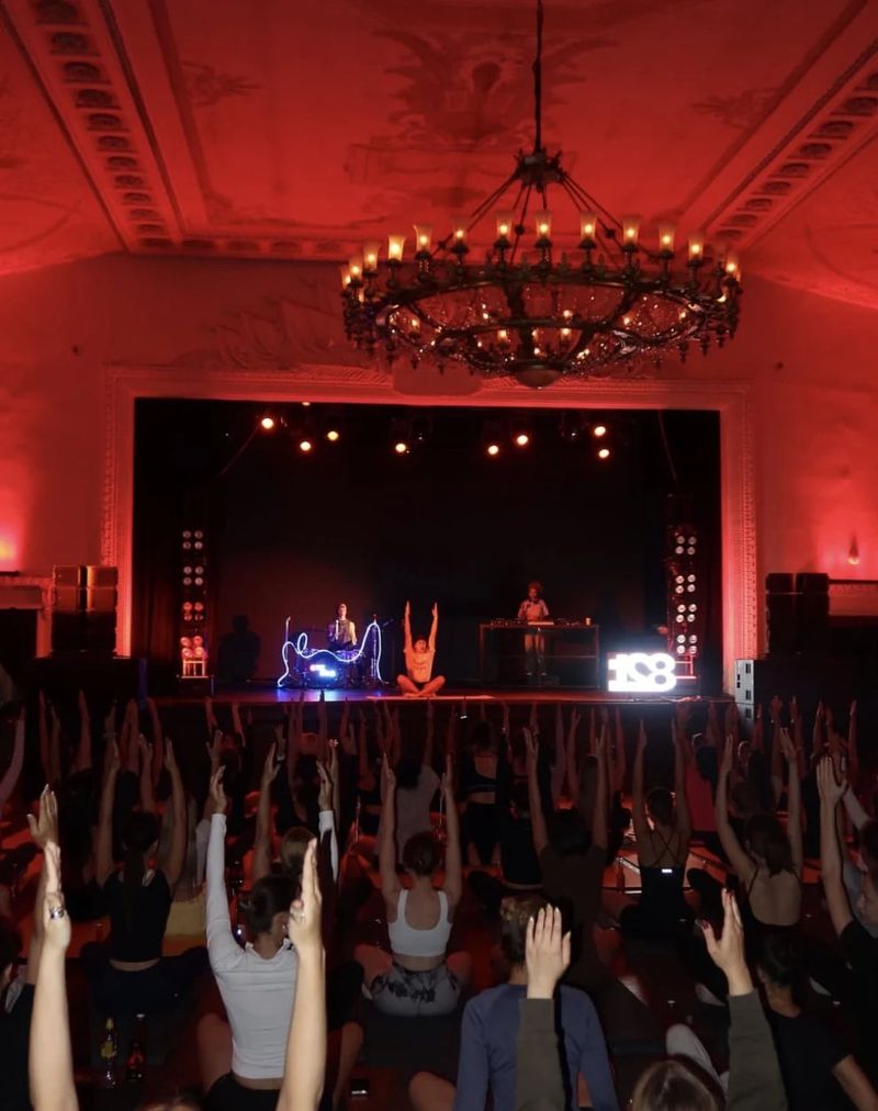 Trap yoga в «Кристалле»: асаны под Кровосток и живые барабаны